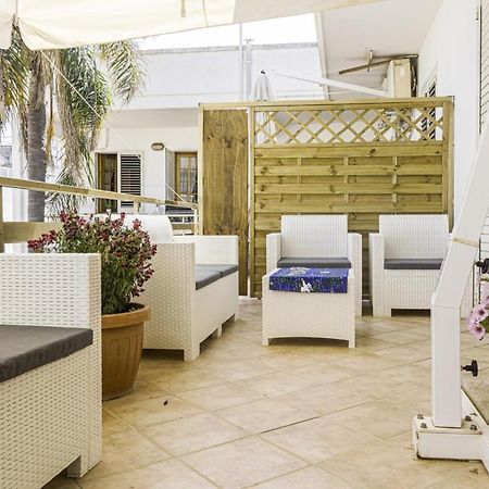 Le Palme Guest House Racale Esterno foto