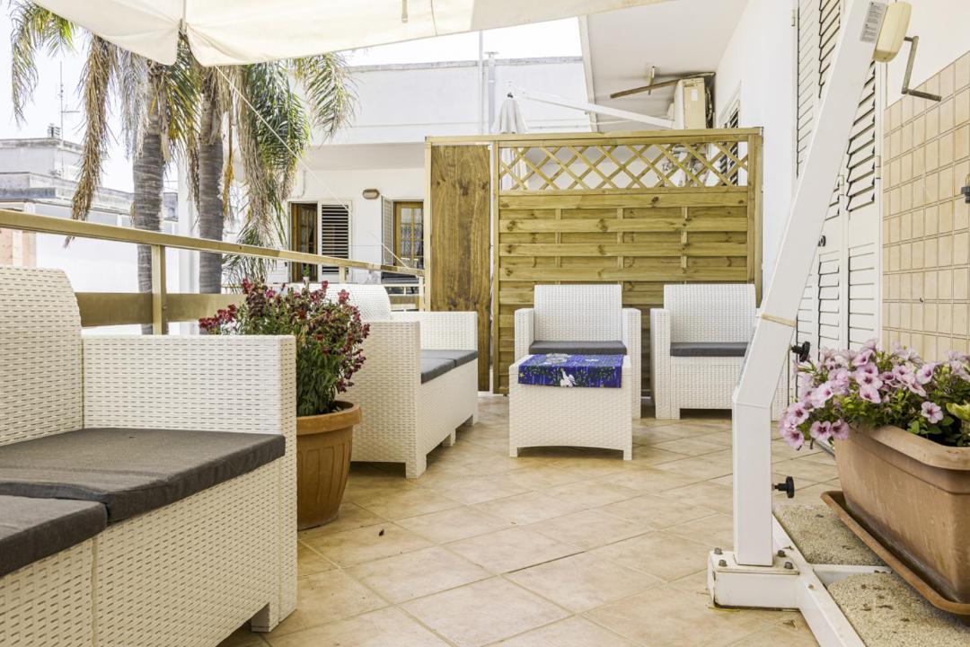 Le Palme Guest House Racale Esterno foto
