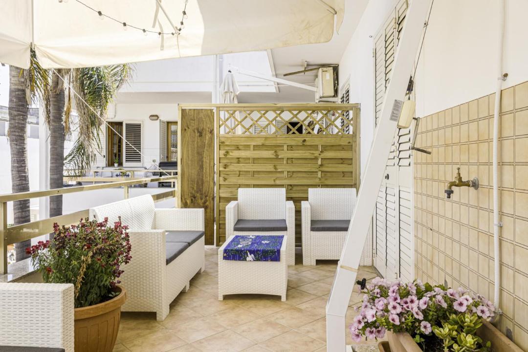 Le Palme Guest House Racale Esterno foto