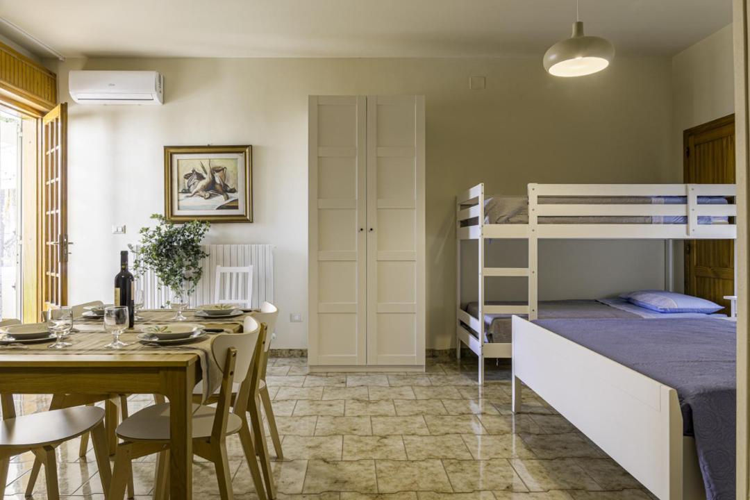 Le Palme Guest House Racale Esterno foto